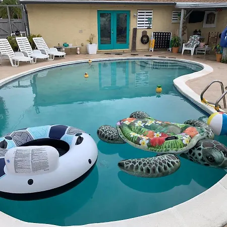 Quaint Coastal Pool Home On Florida'S Space Coast